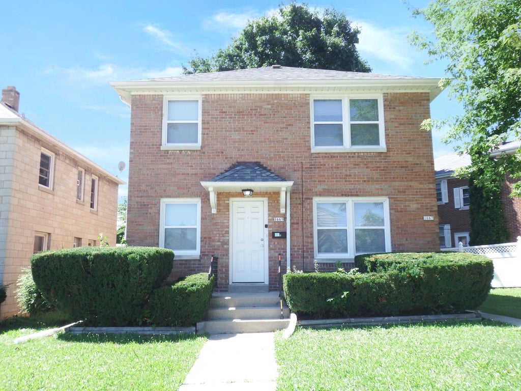 1667 S 54th St 1669, West Milwaukee