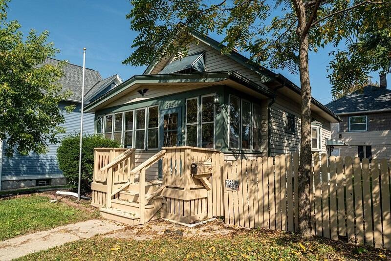 2054 S 77th St 2056, West Allis