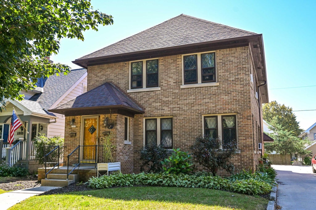 1907 E Wood Pl 1909, Shorewood