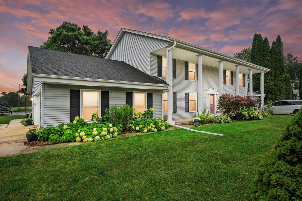 6840 Enge Dr 6842, Newburg