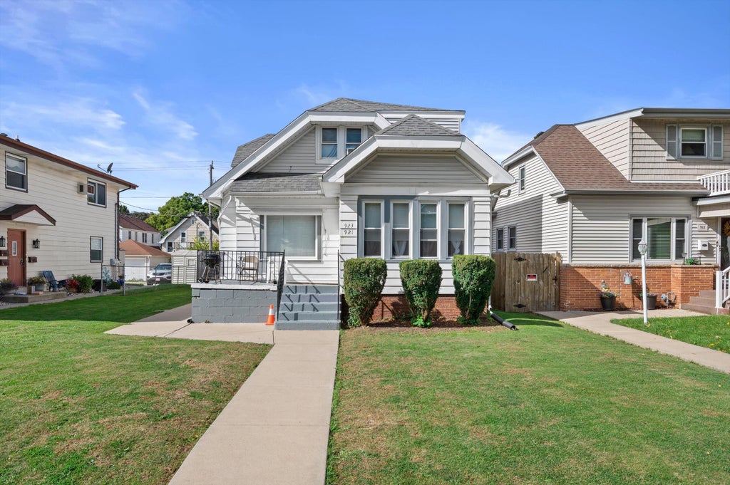 921 S 76th St 923, West Allis