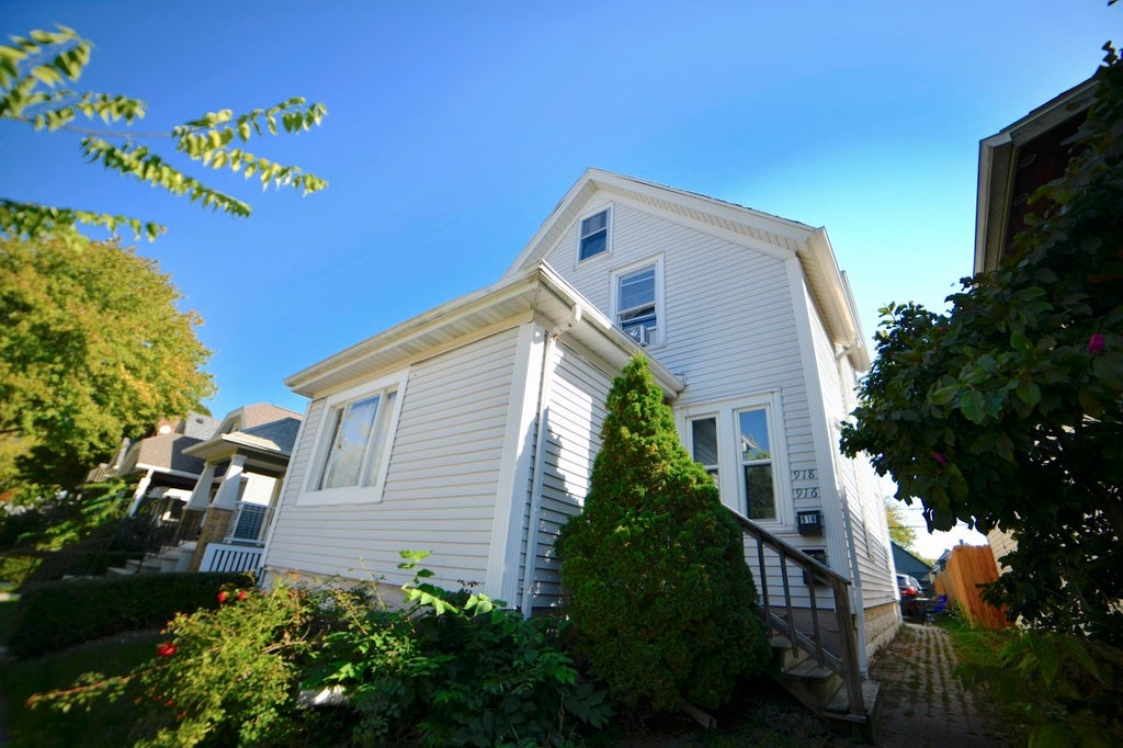 916 S 75th St, West Allis