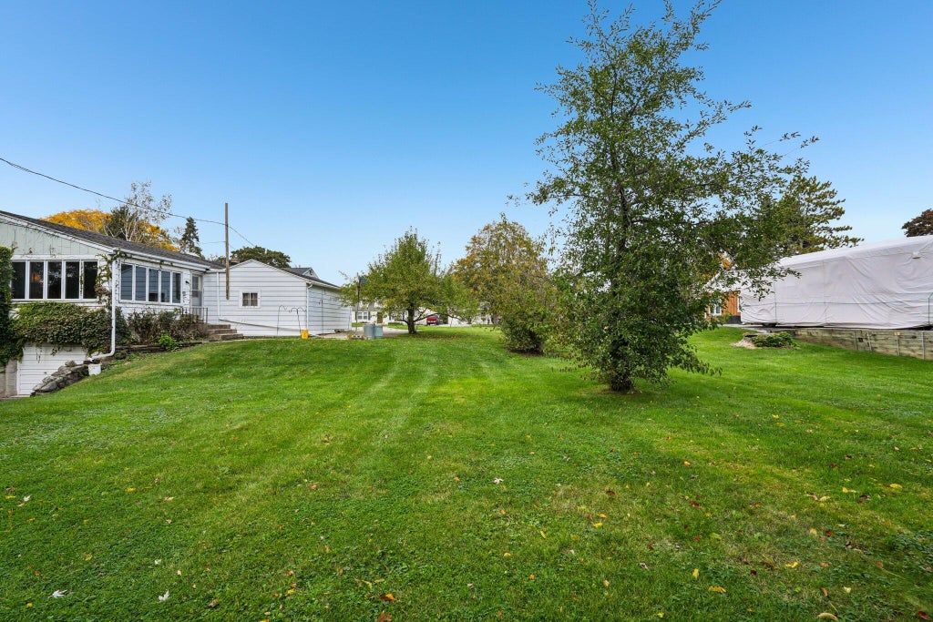 S21w23079 Hillside Dr, Waukesha
