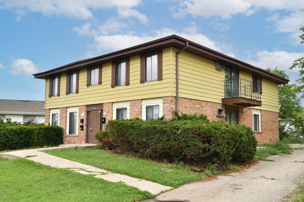 8545 W Greenbrook Dr, Milwaukee