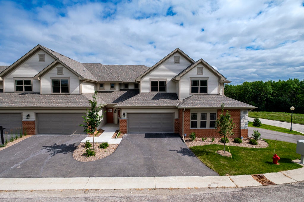165 Aerie Cir 105, Brookfield