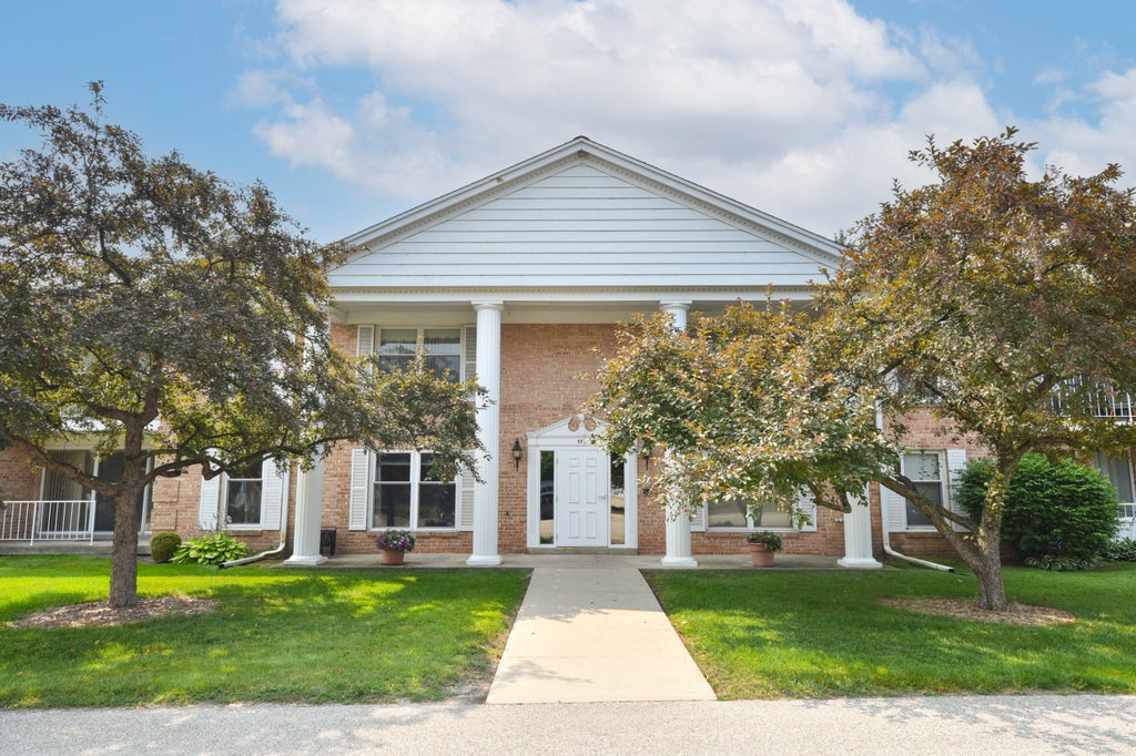945 W Heritage 104, Mequon