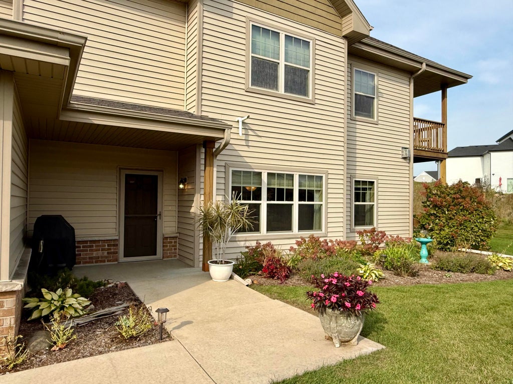 1815 New Port Vista Dr, Port Washington