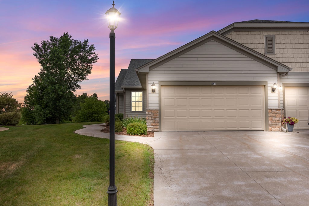 664 Farmstead Ct, Slinger