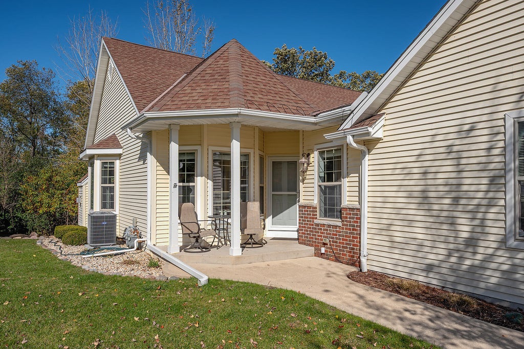 838 Elise Ct, Waukesha