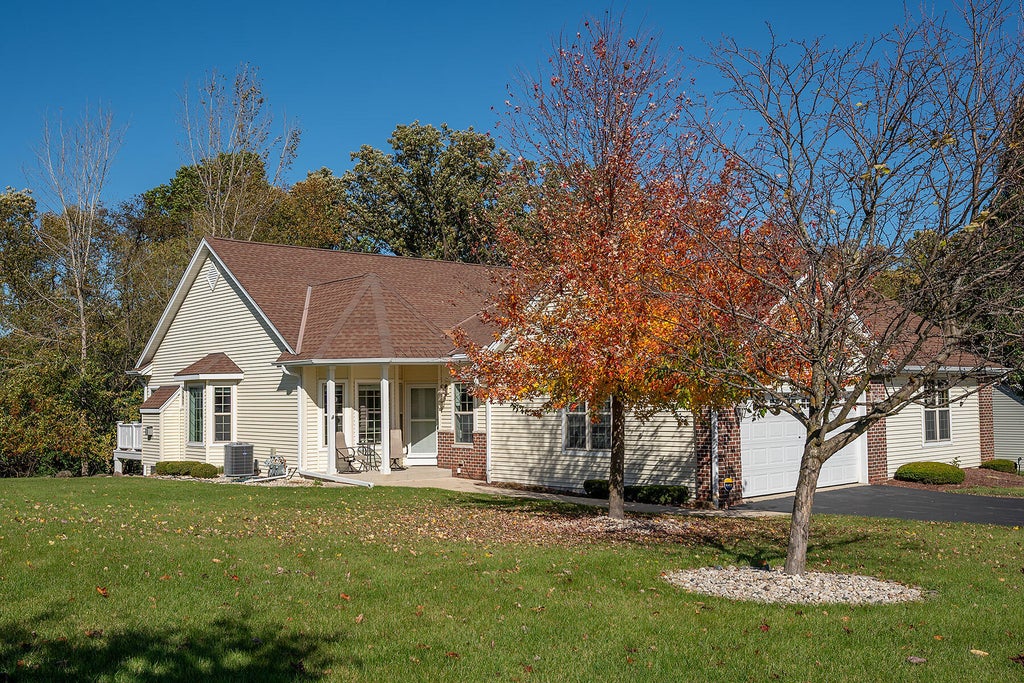 838 Elise Ct, Waukesha