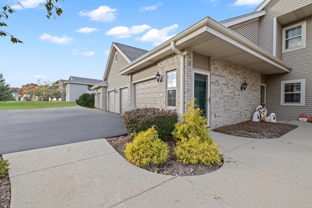 18520 Emerald Cir F, Brookfield