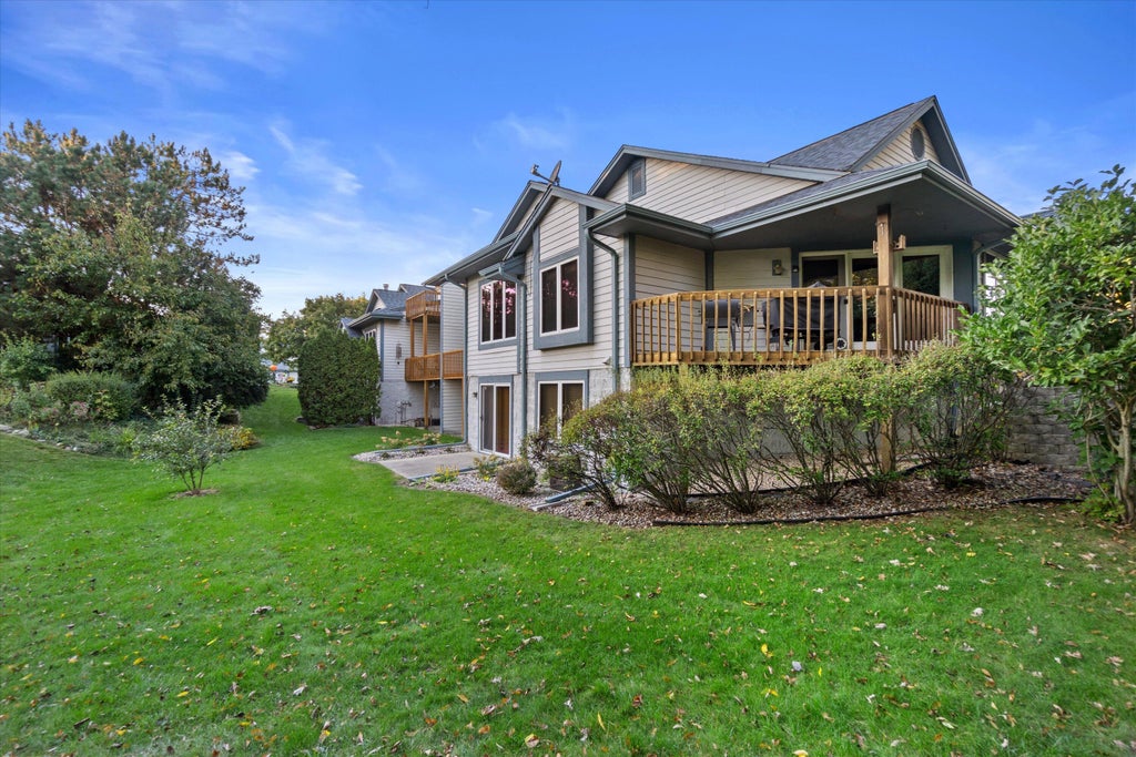 613 Bay View Rd, Mukwonago