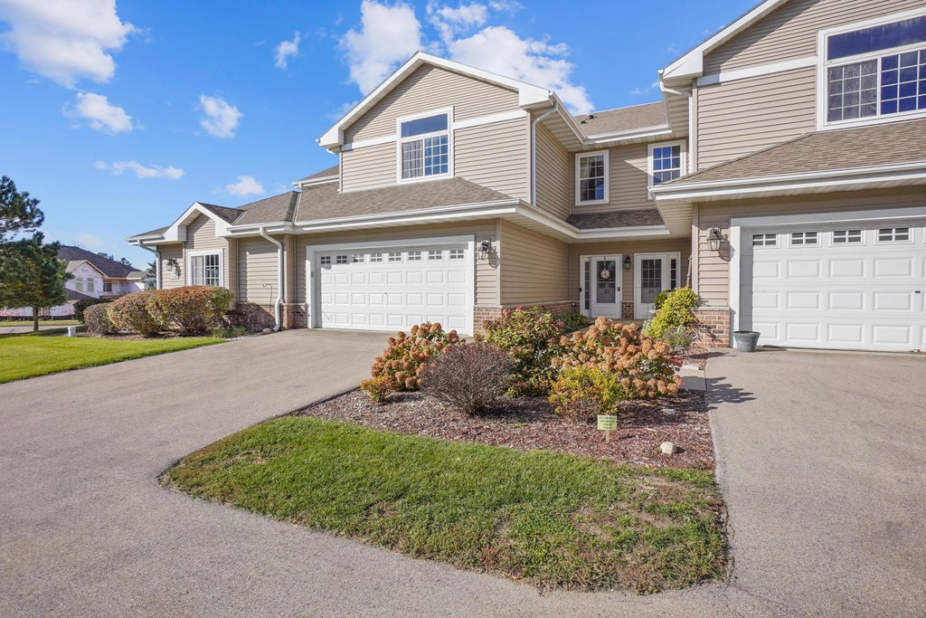 1632 Grey Fox Trl 22, Mukwonago