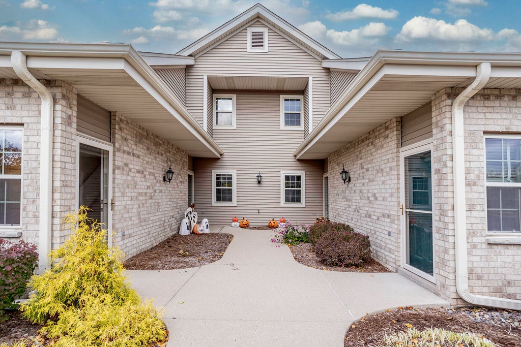 18520 Emerald C, Brookfield