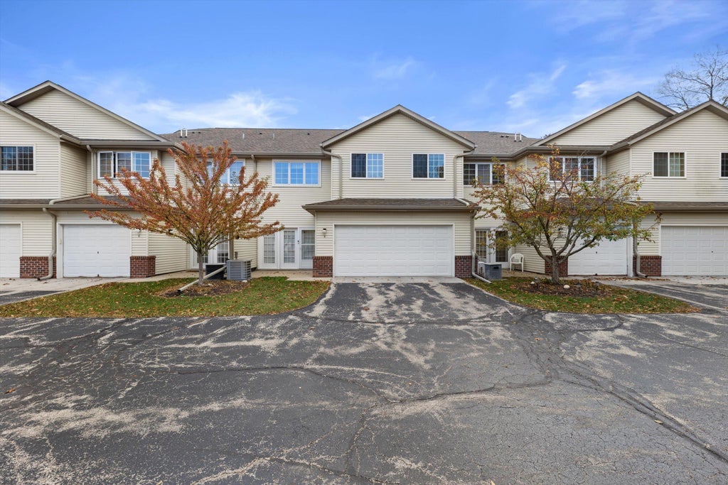 2426 Fox River Pkwy H, Waukesha