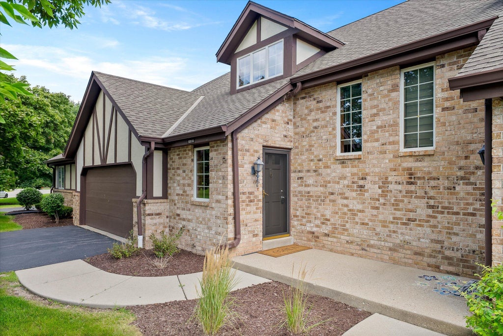 920 Oakwood B, Brookfield