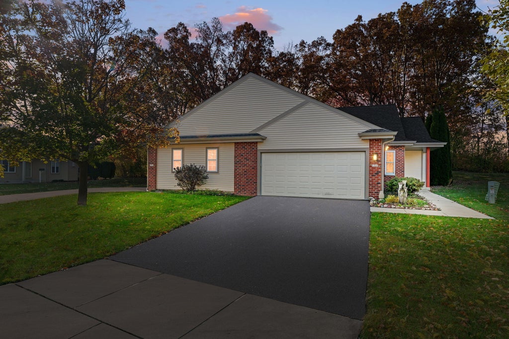 1337 E Buckwood Dr, Oak Creek