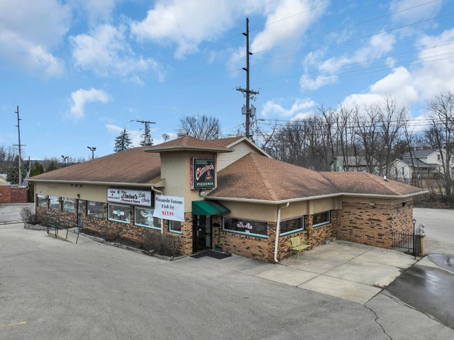 131 Wells, Lake Geneva