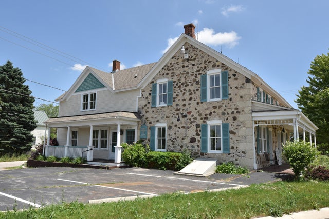 2088 Washington 2090, Cedarburg