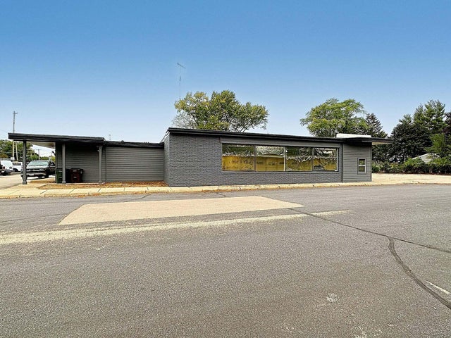 3082 Main, East Troy