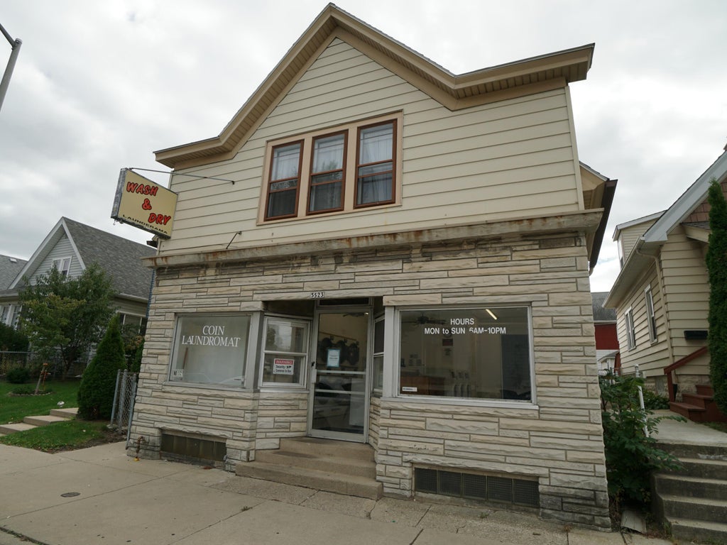 5523 W Burnham St Upper/lower, West Allis