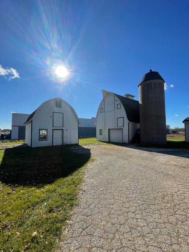 N15w24887 Bluemound, Pewaukee