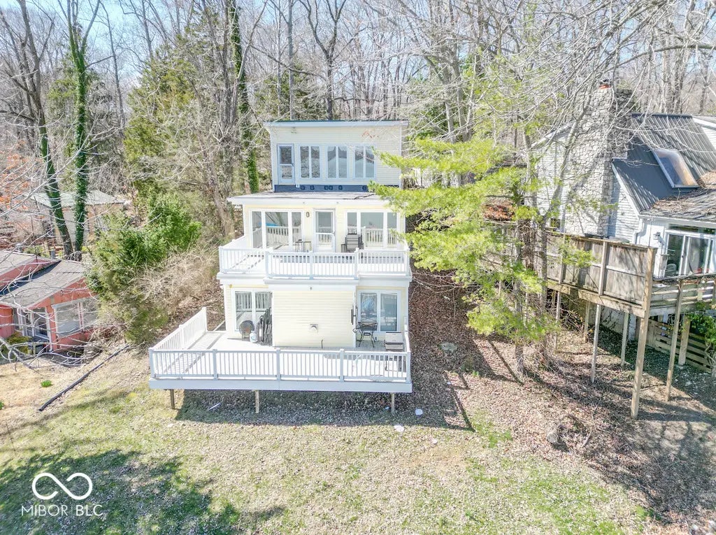 8027 N Lakeview Drive, Unionville