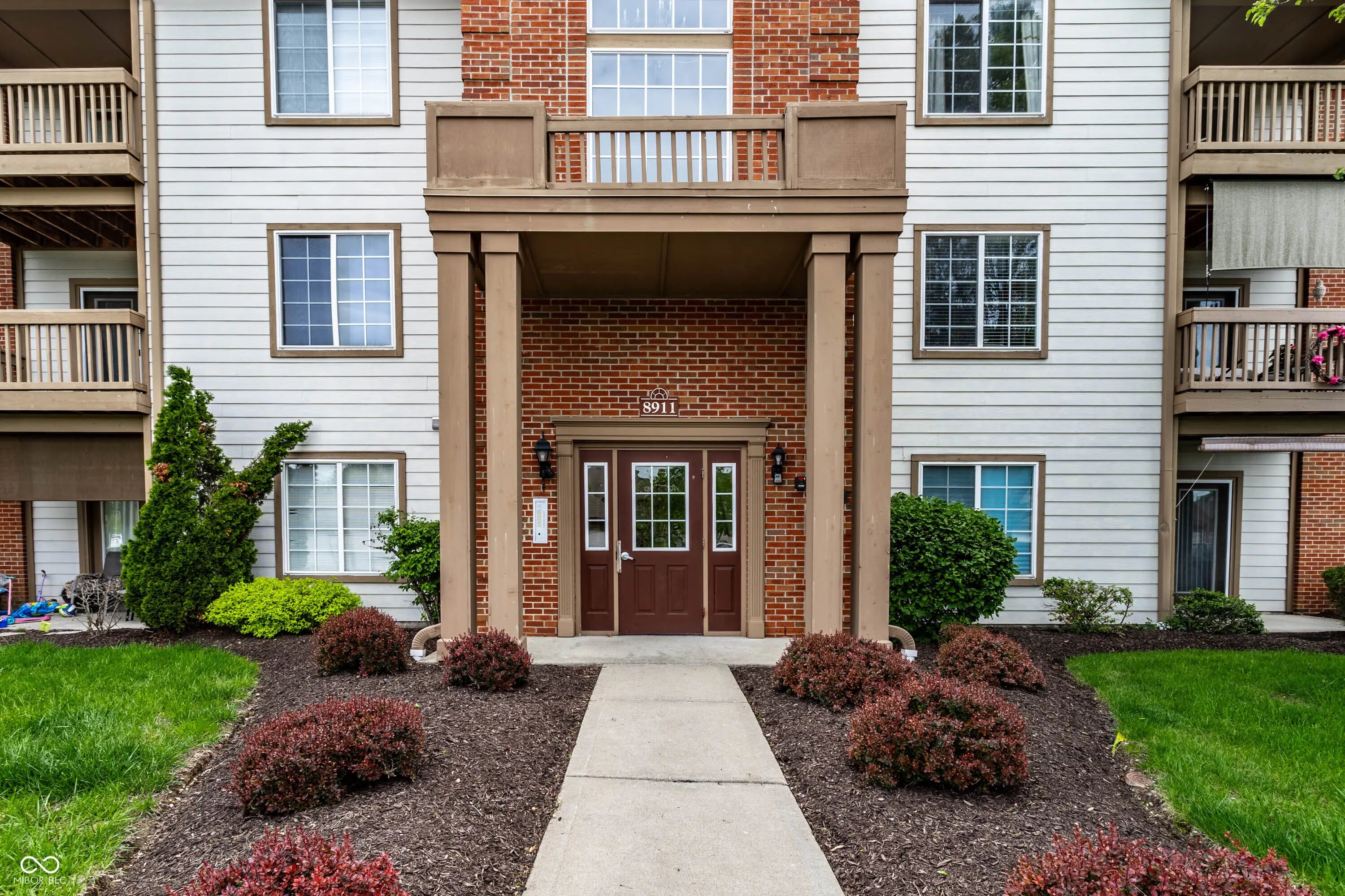 8911 Hunters Creek Drive 311, Indianapolis