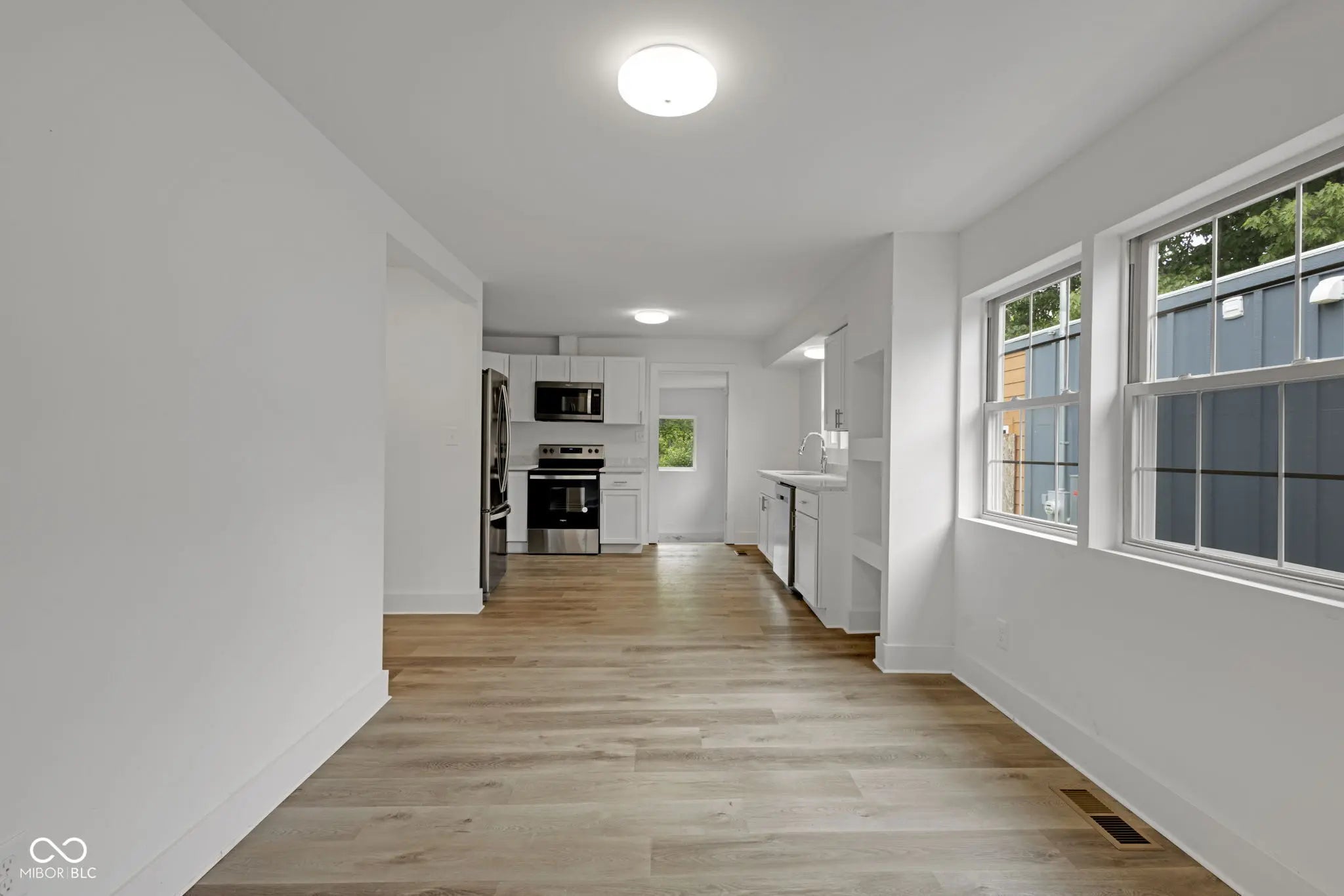 1411 N Grant Avenue MLS 22041955 Glass Works photo 3