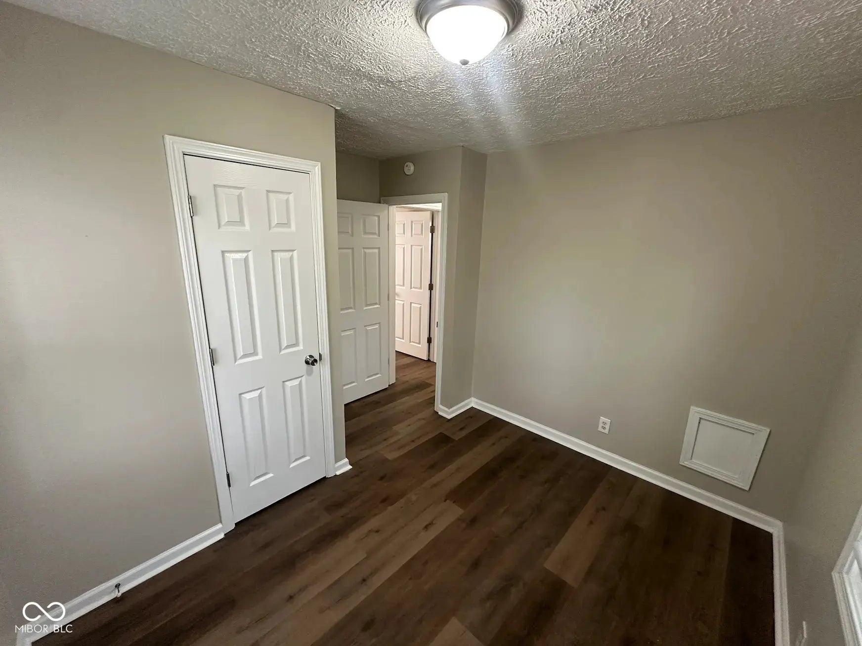 5704 N Keystone Avenue MLS 22044547 North Kessler Park photo 0