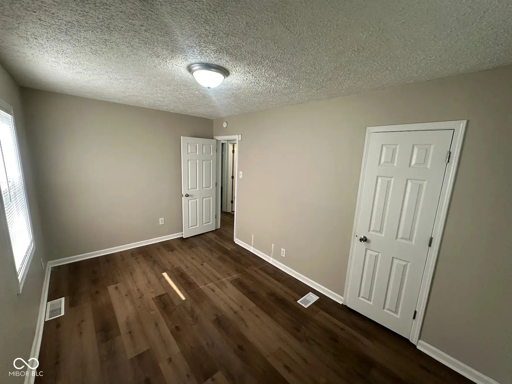 5704 N Keystone Avenue MLS 22044547 North Kessler Park photo 1