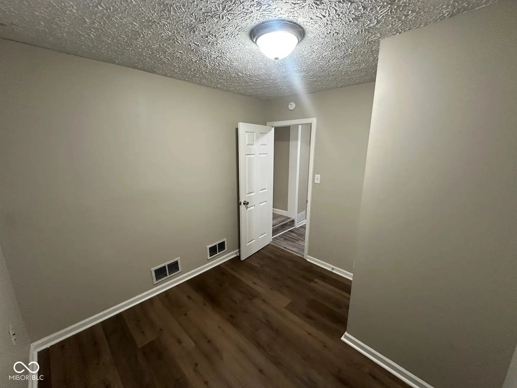 5704 N Keystone Avenue MLS 22044547 North Kessler Park photo 2