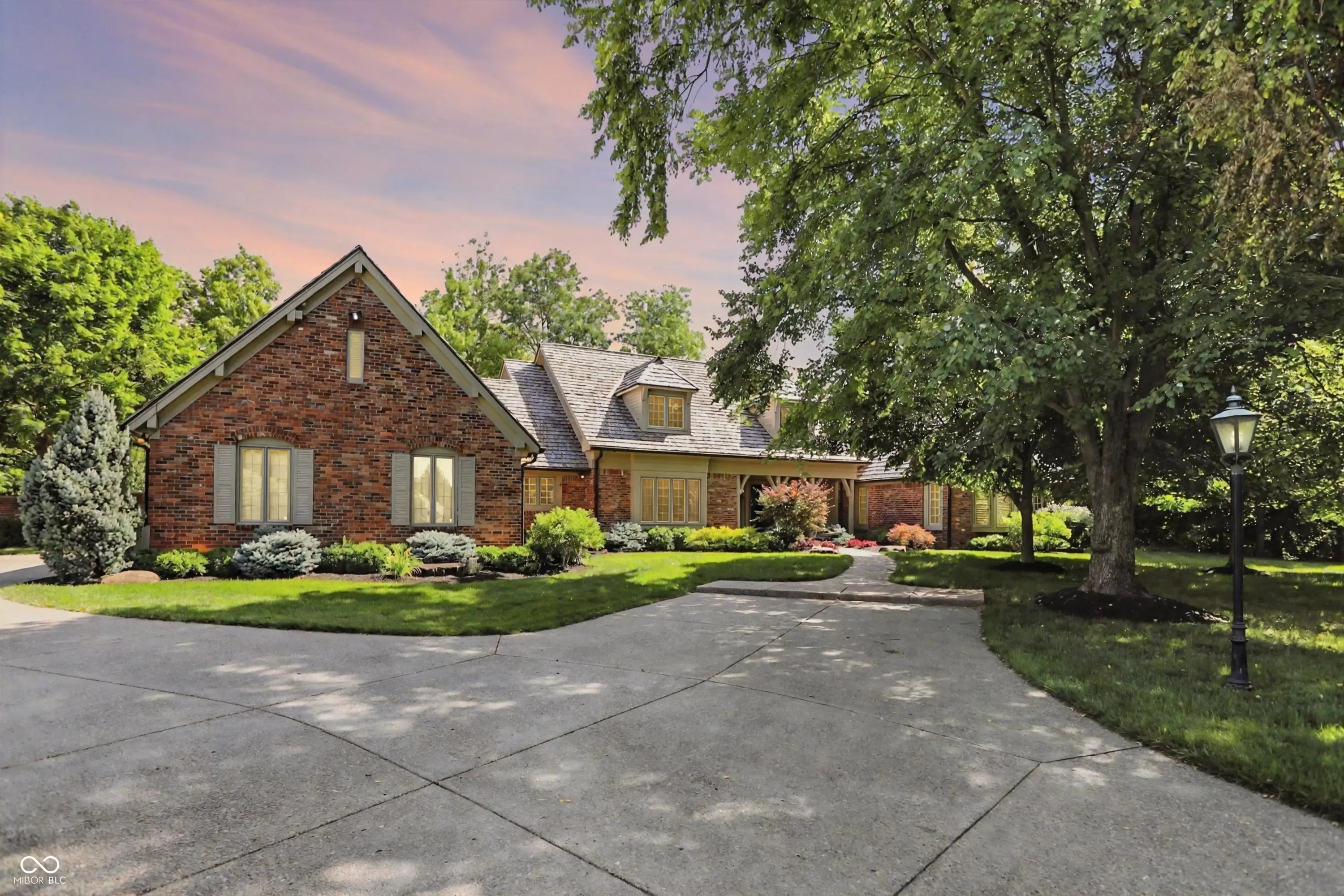 8661 Williamshire W Drive, Indianapolis