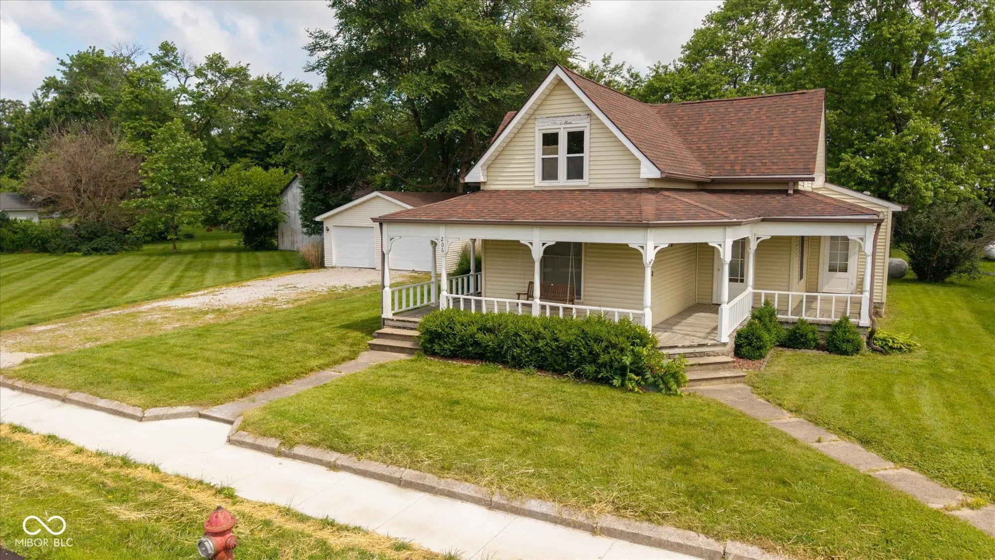 206 W Wall Street, Advance