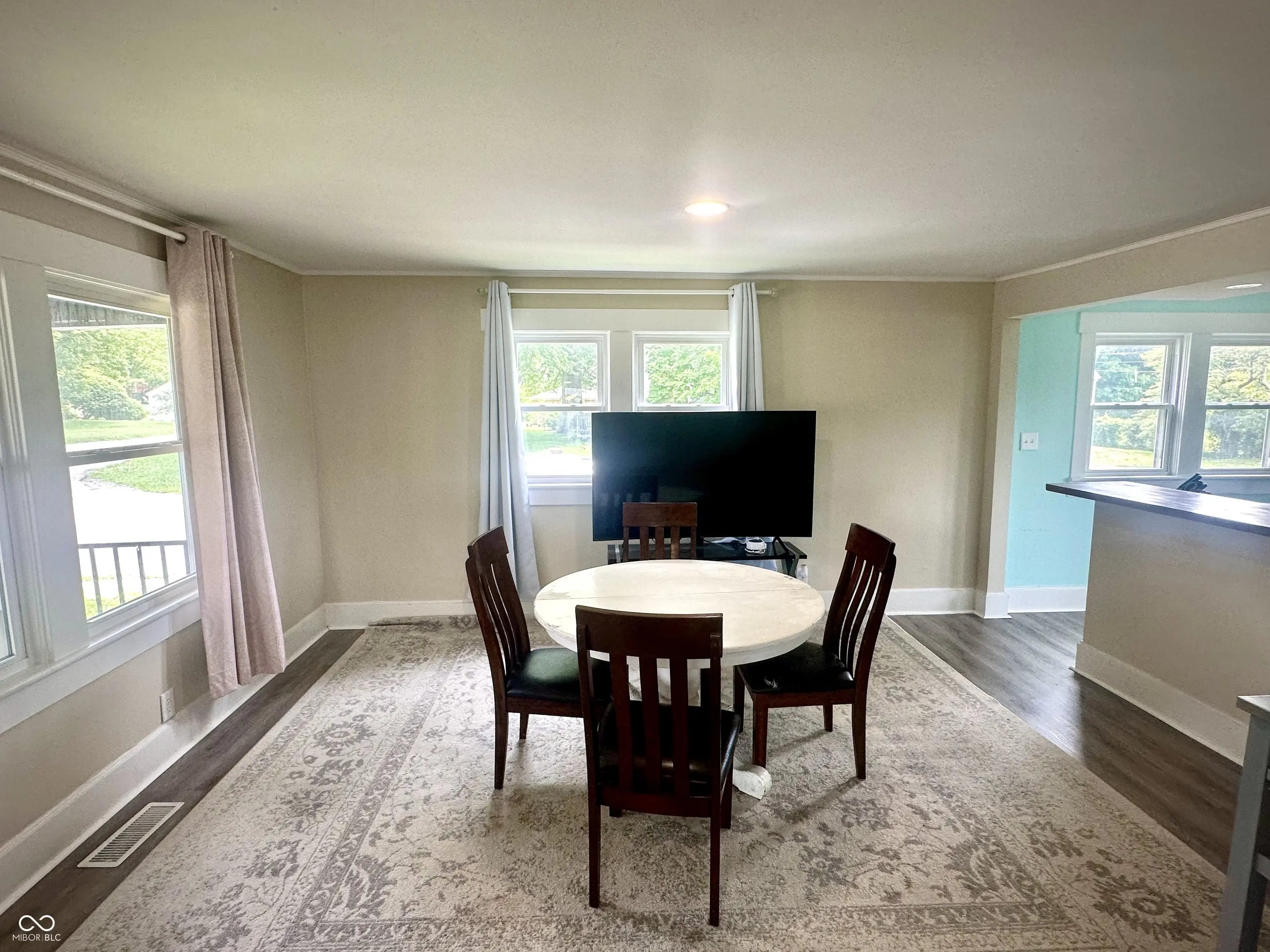 514 E 2nd Street MLS 22047945 Pearson photo 3