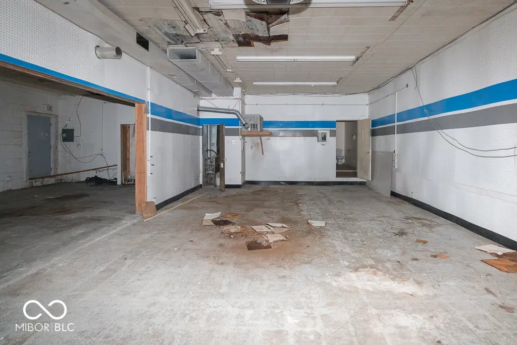 3839 E Washington Street MLS 22050892 Empty photo 11