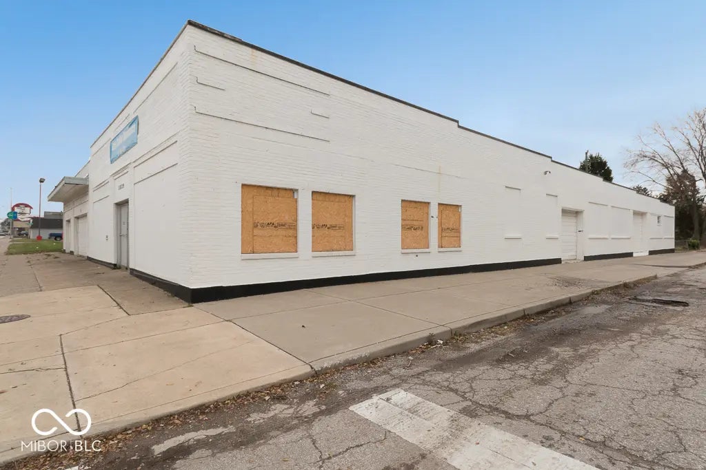 3839 E Washington Street MLS 22050892 Empty photo 2