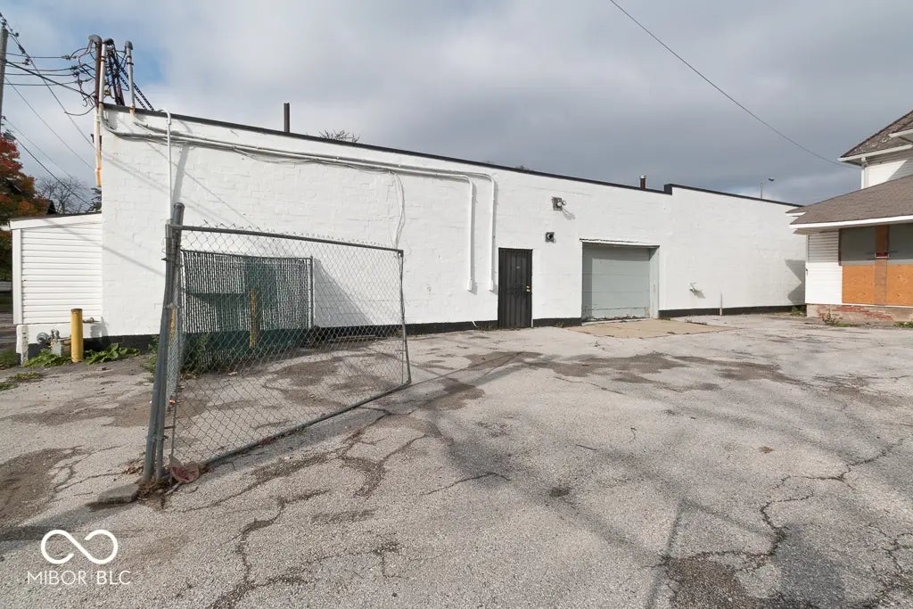 3839 E Washington Street MLS 22050892 Empty photo 3