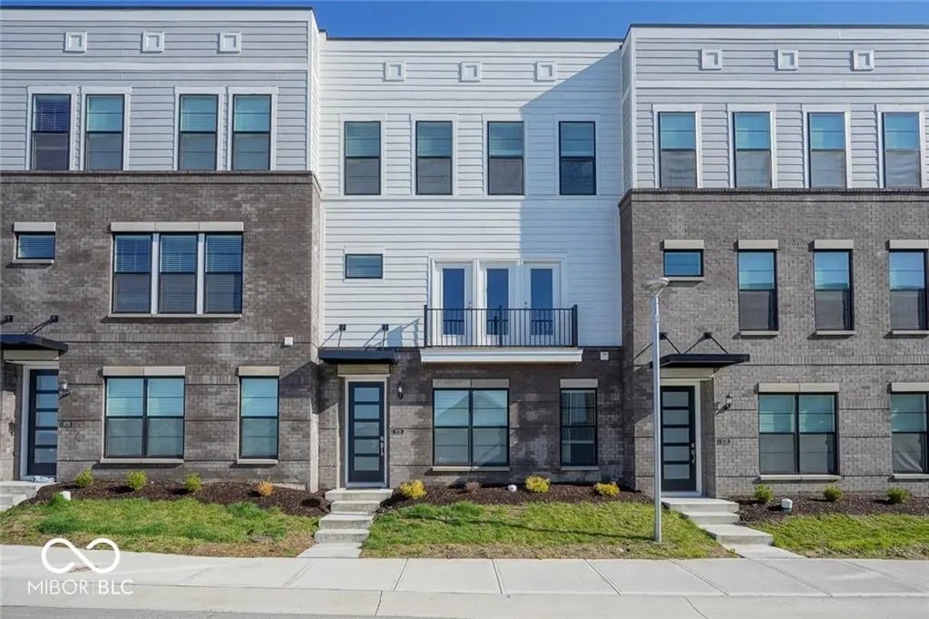 9728 Junction, Fishers