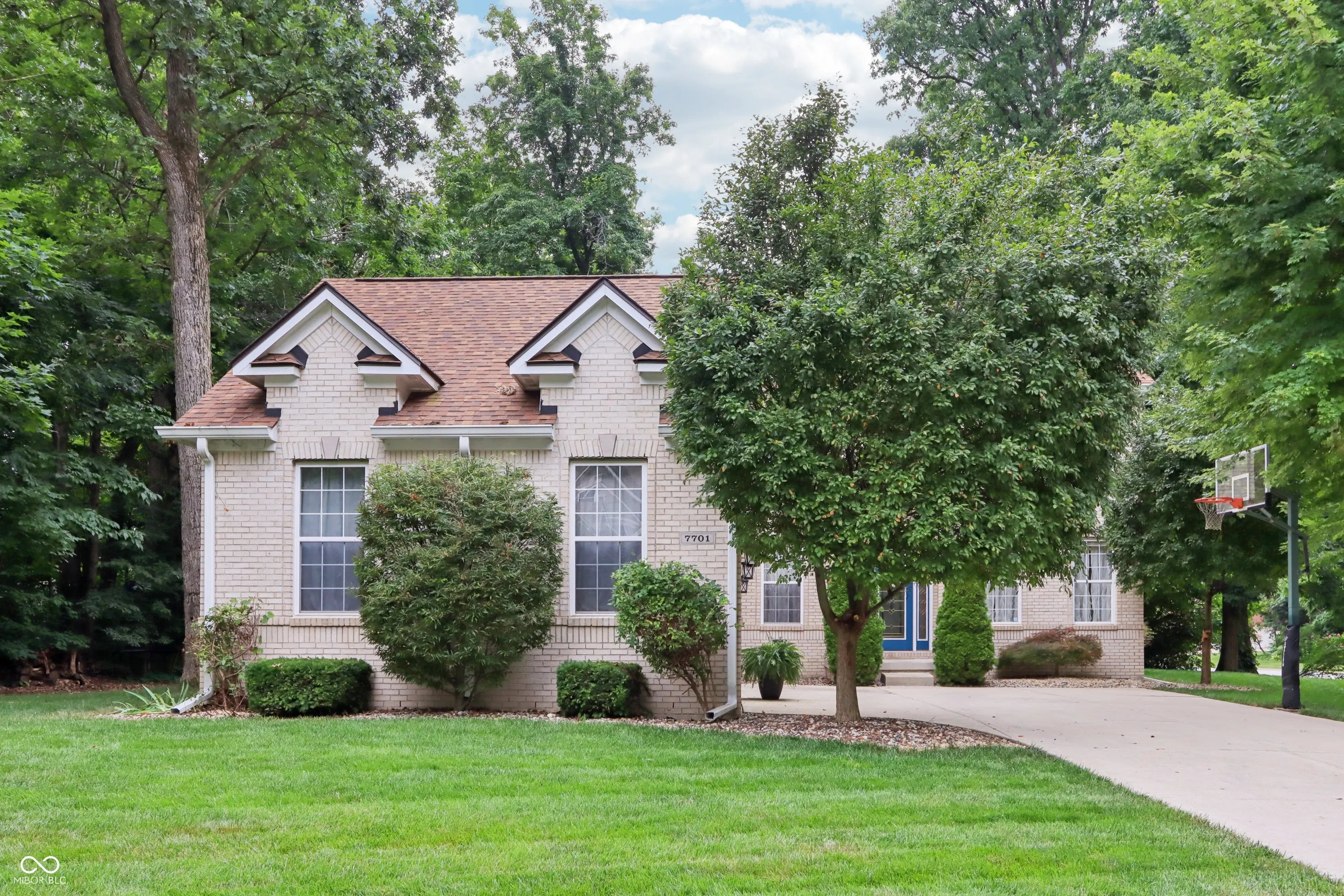 7701 Black Walnut Drive, Avon