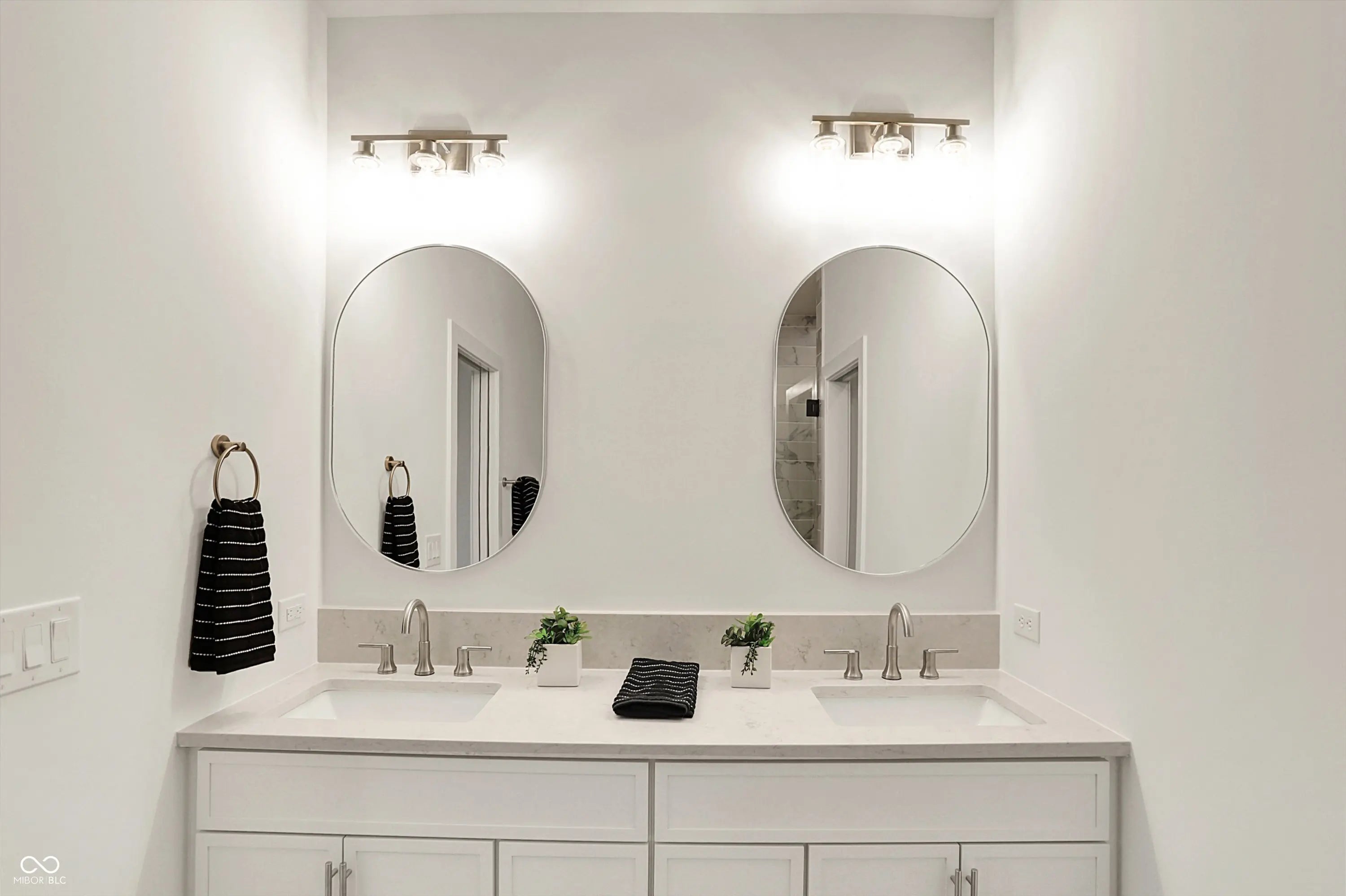 529 E North Street MLS 22054055 Liberty Place At Lockerbie Square photo 27