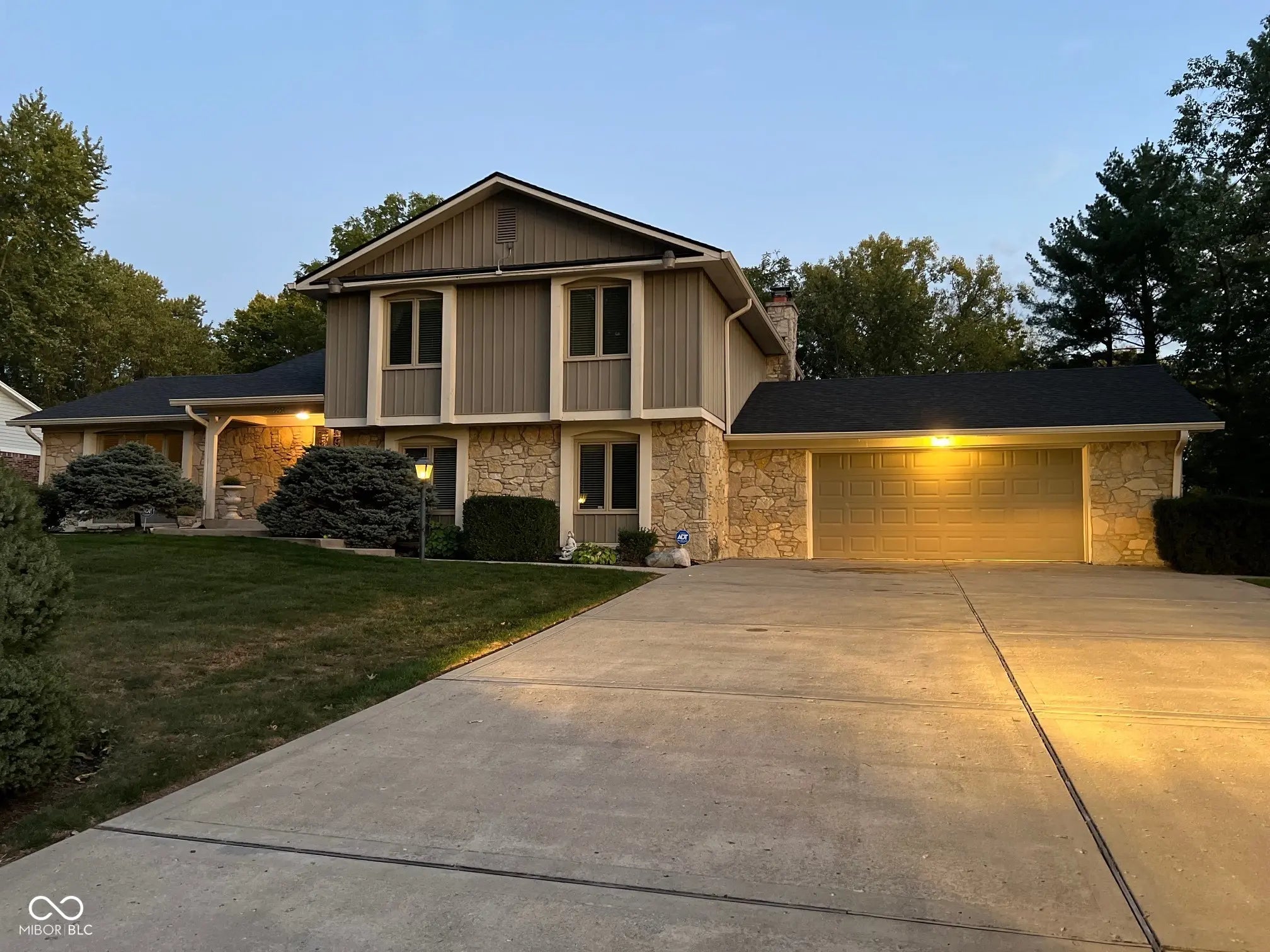 905 E Greyhound Pass, Carmel
