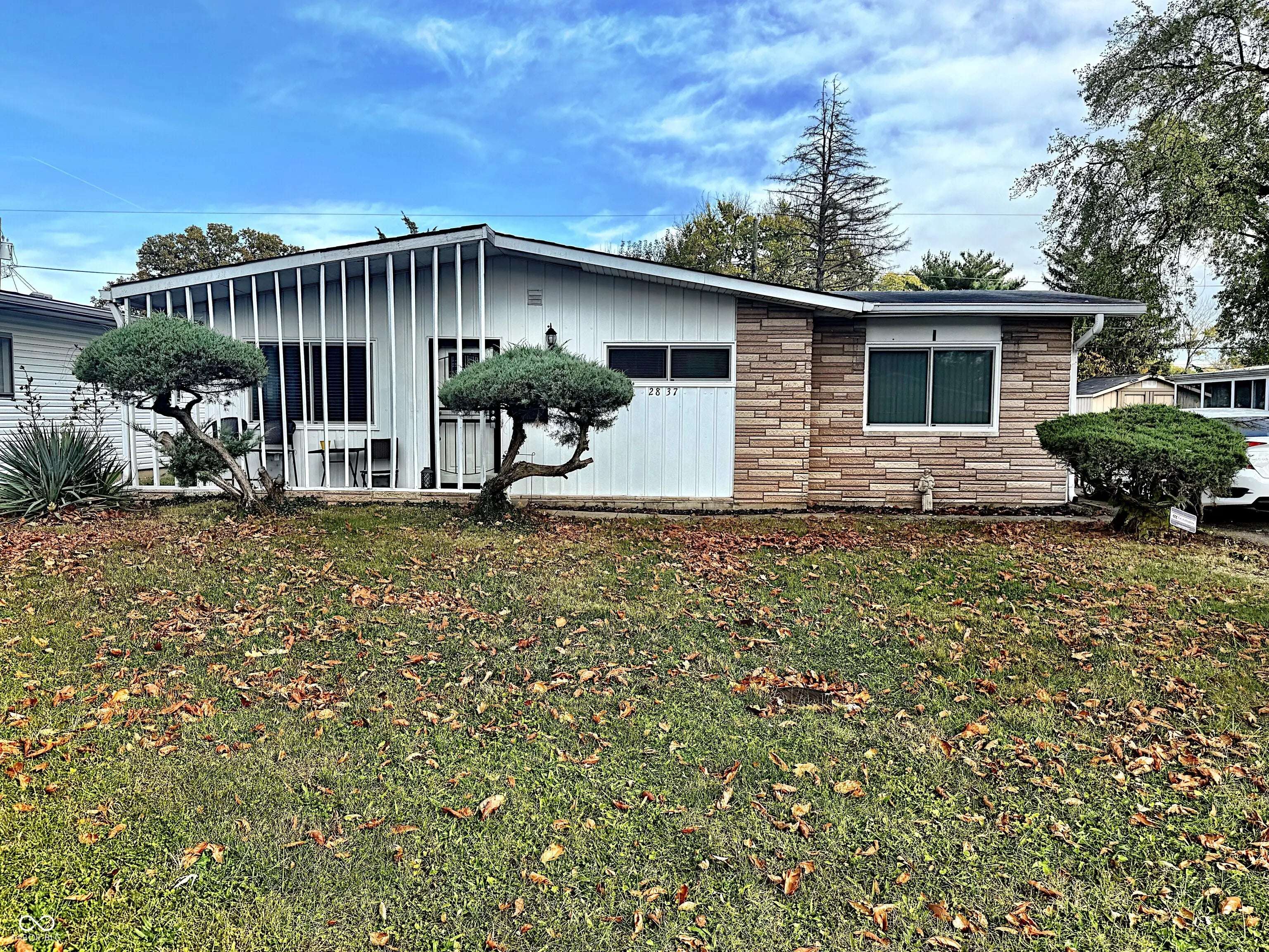 2837 Caroline Avenue MLS 22069392 Sangster Harrison photo 2