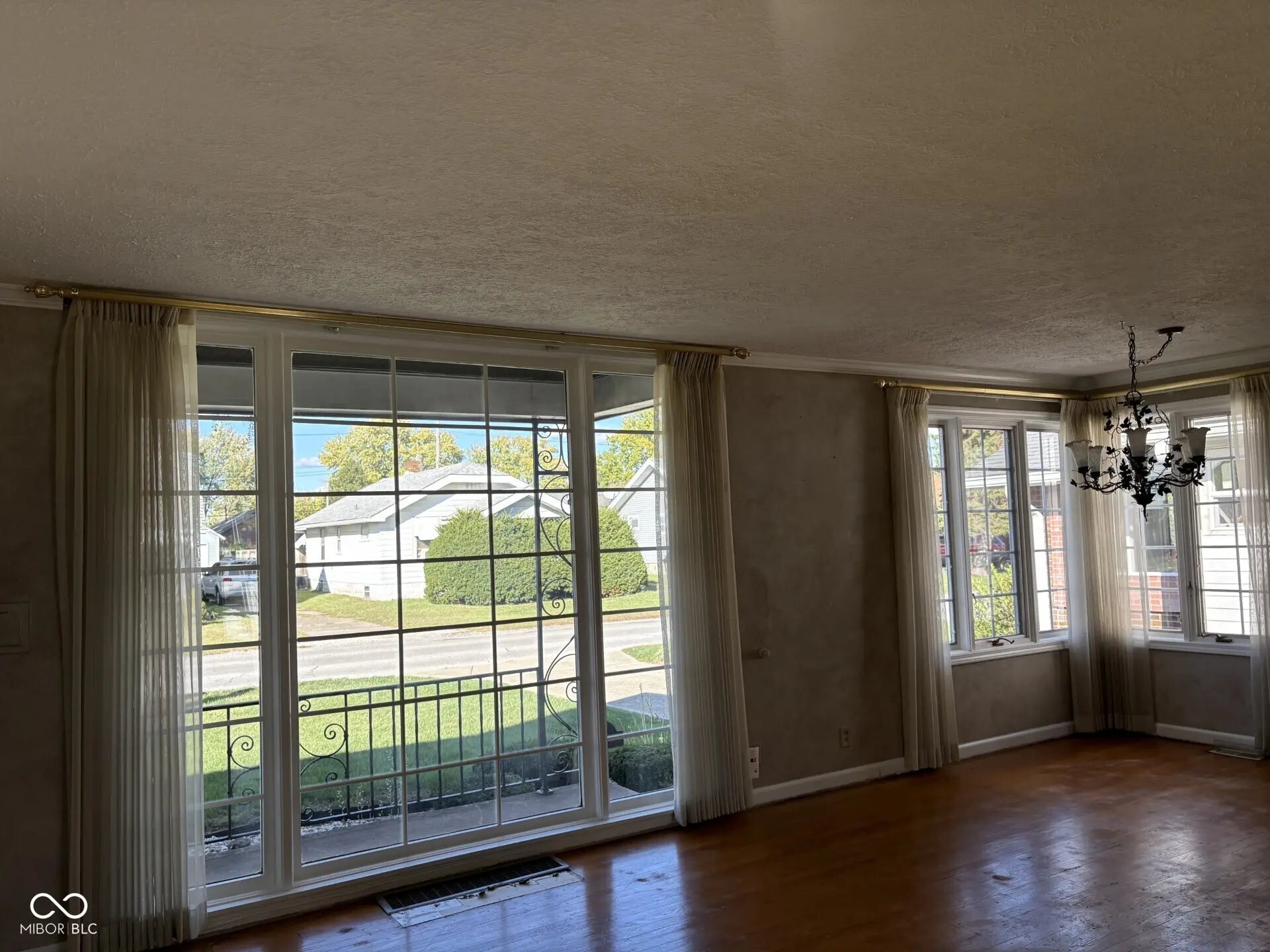 523 E Mills Avenue MLS 22069881 No Subdivision photo 4