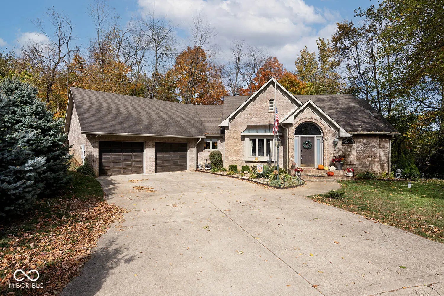 6561 Kings Court, Avon