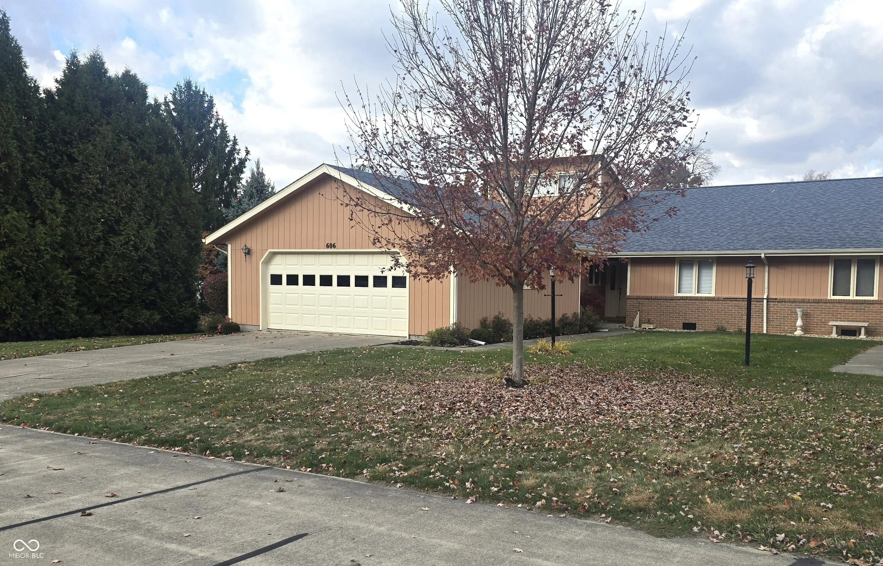 Photo of 606 S Buckingham Court 8-b Anderson, IN 46013