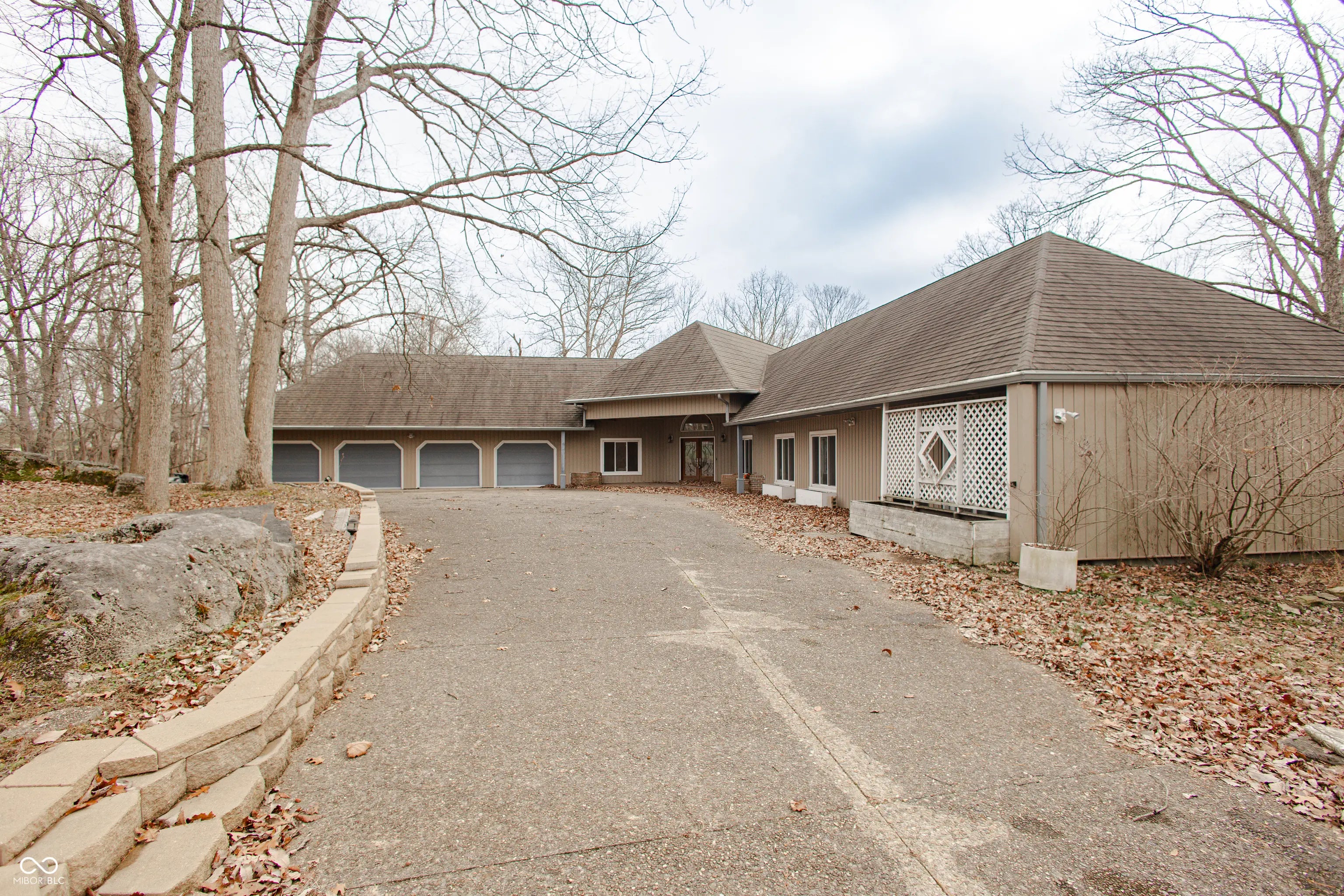 1550 E Pointe Club Drive, Bloomington