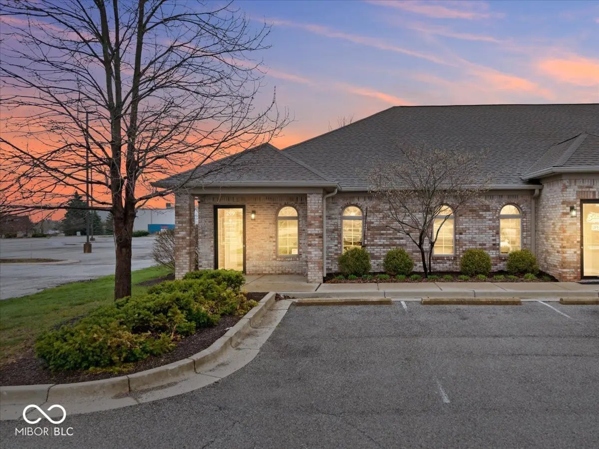 Photo of 299 Shiloh Crossing Avon, IN 46123