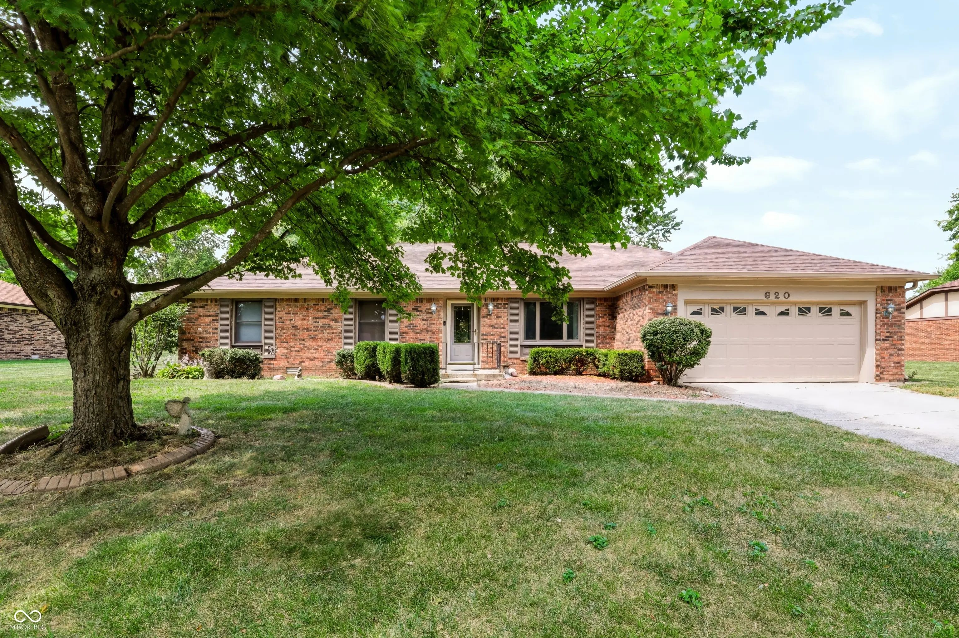 Photo of 620 S Ashbourne Lane Greenwood, IN 46142