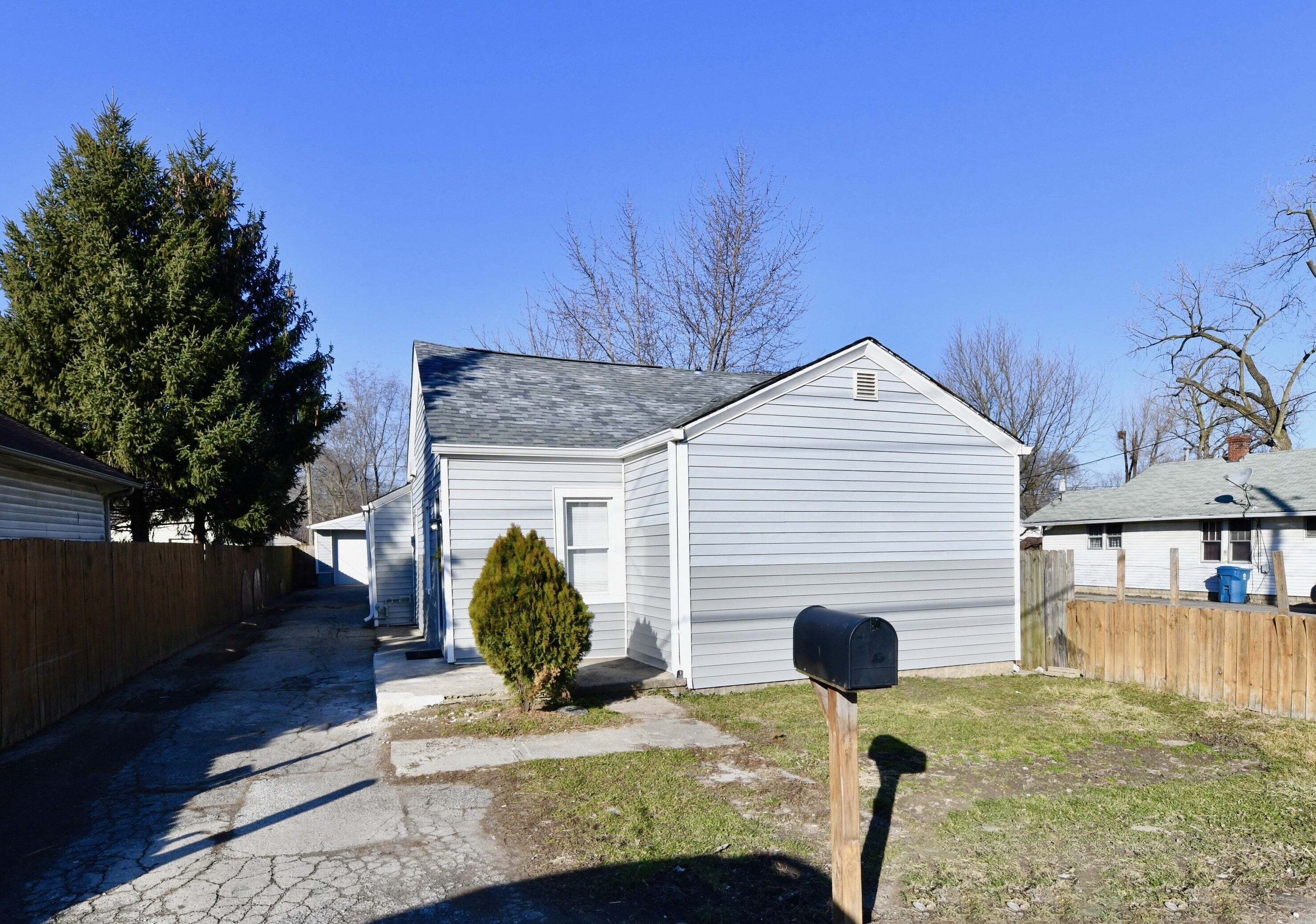 Photo of 642 S Lynhurst Drive Indianapolis, IN 46241